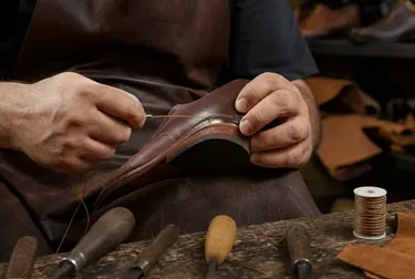 Sapateiro costurando calçado em Recife.